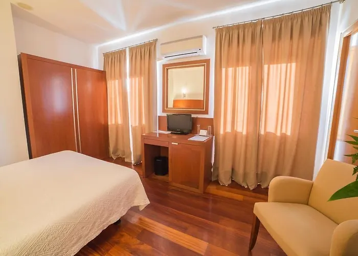 Acinipo Готель